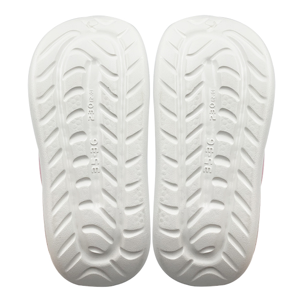 Summer thick soled perforated shoes for women new anti slip and height increasing toe cap sandals for wearing on the beach semi slippers