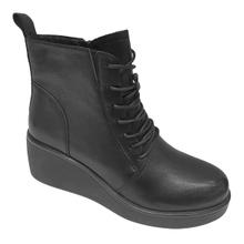 Boots for women's autumn and winter new thick soled hot selling Martin boots slim and small stature with plush short boots